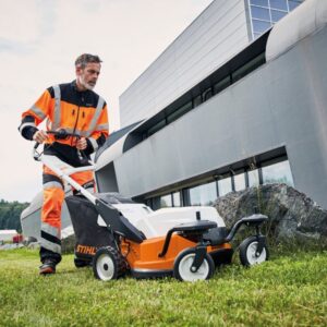Tondeuse à batterie STIHL RMA 765 V avec batterie dorsale AR 2000 L – Image 8