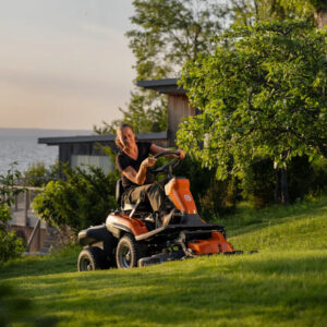 Tondeuse Husqvarna R 200iX AWD Accu Rider Sans Plateau de coupe et chargeur de batterie – Image 6